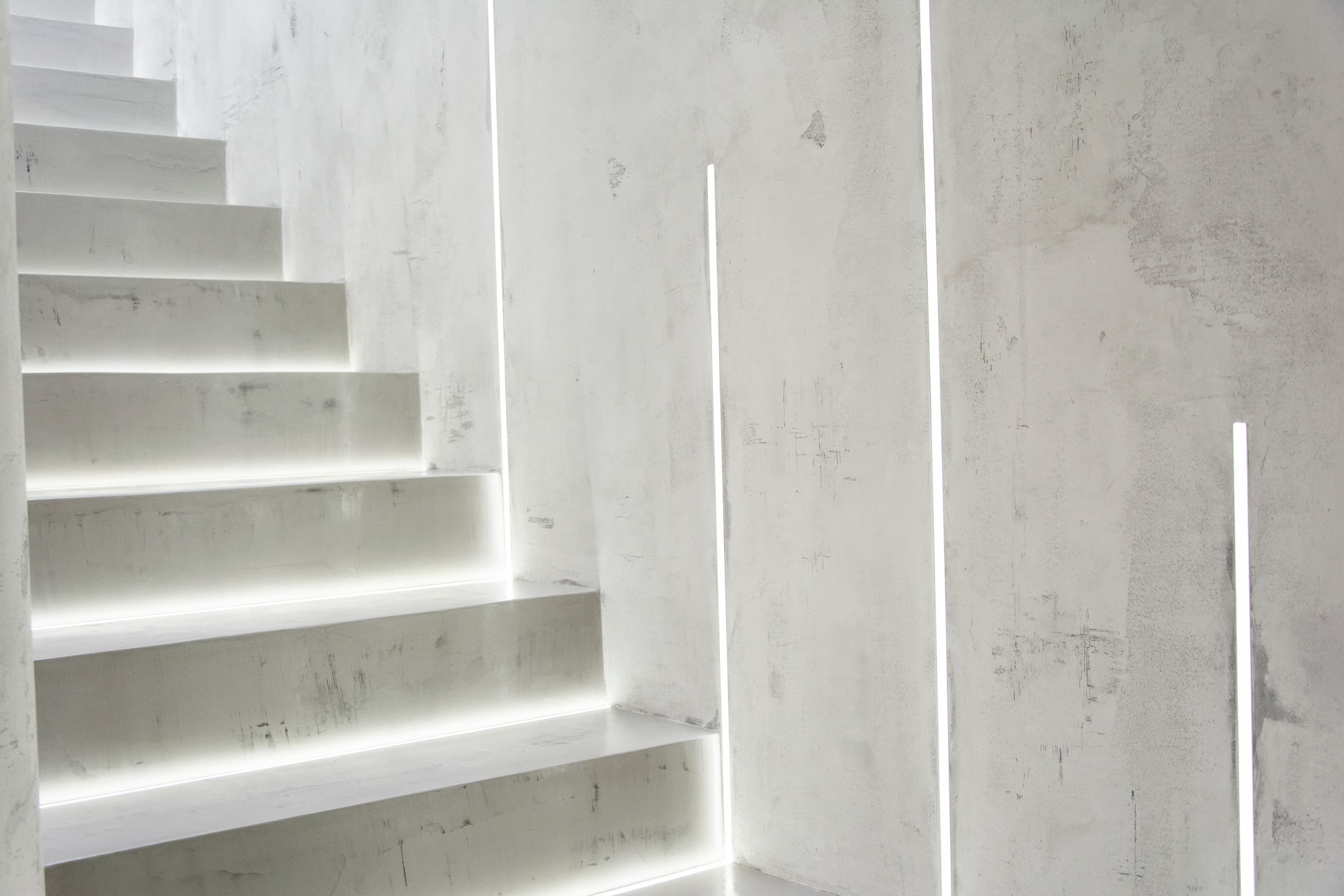 Białe schody z mikrocementu Wall2floor malowane lakierem satynowym
