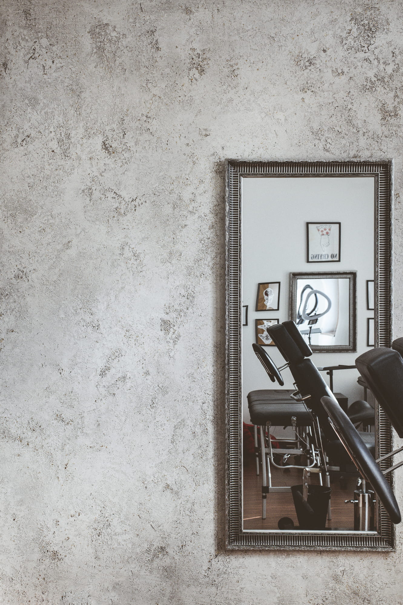 Widok ściany salonu wykonanej z tynku mineralnego Archi+Pietra Intonaco