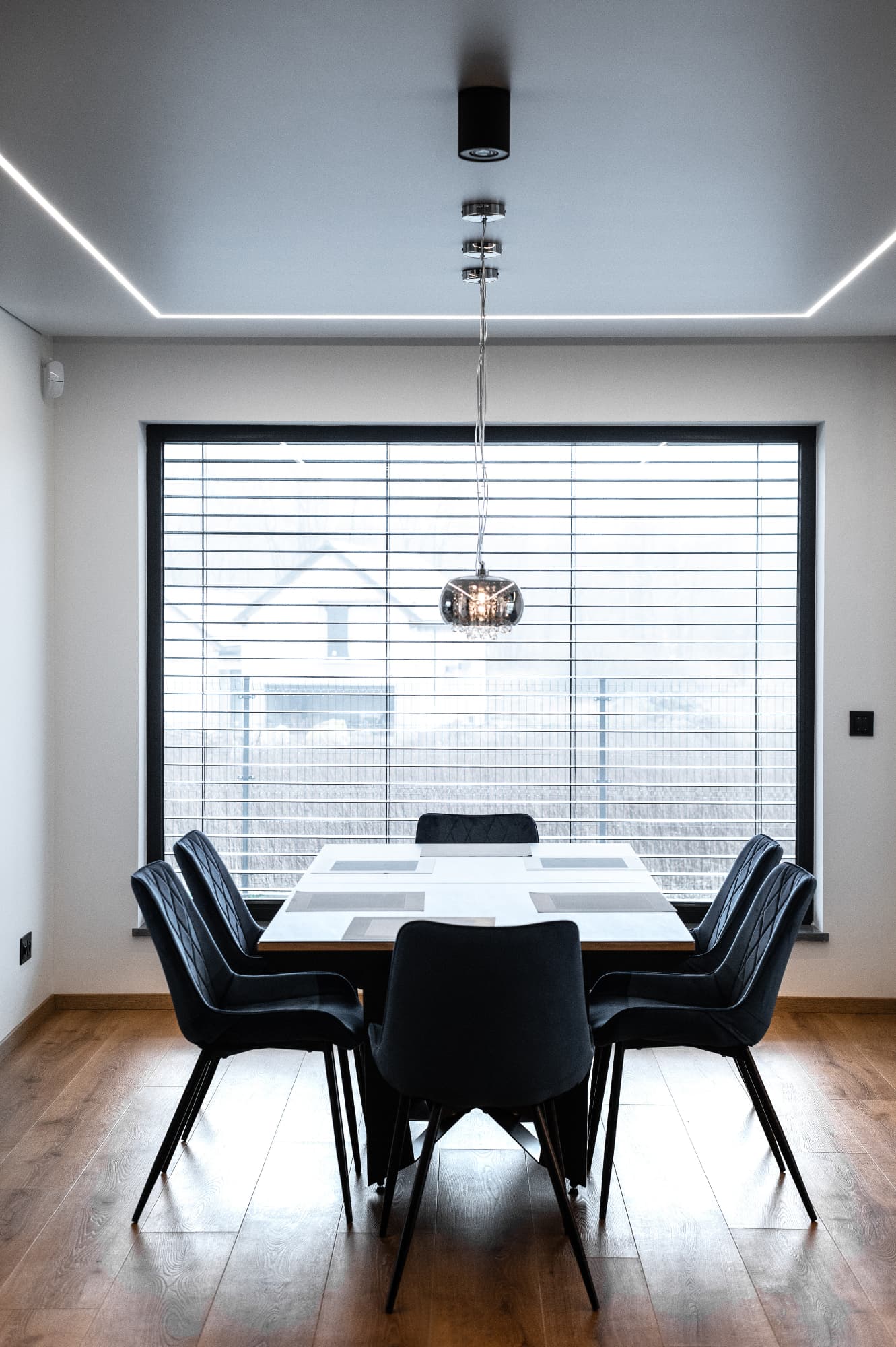 Sufit biały matowy z podświetleniem LED’owym w apartamencie