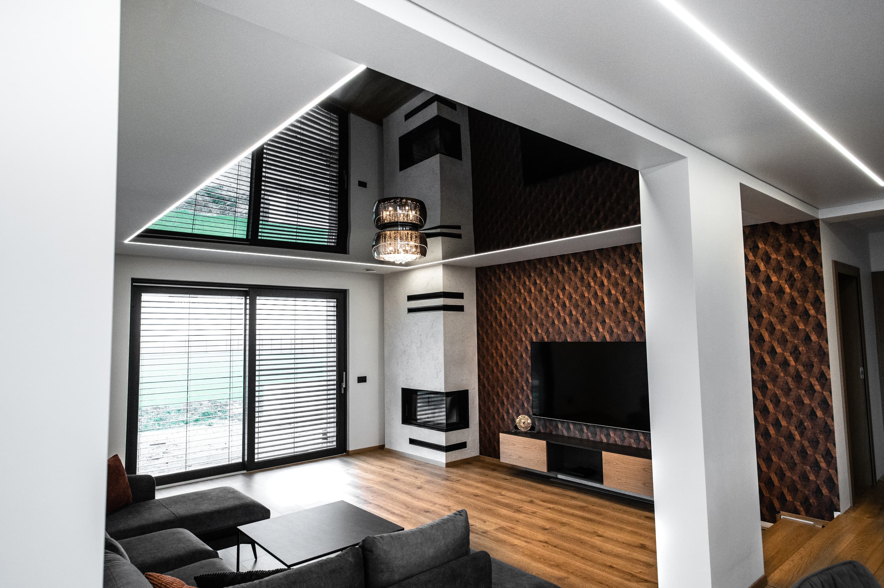 Piękny i połyskujący czarny sufit z oświetleniem LED w nowoczesnym mieszkaniu